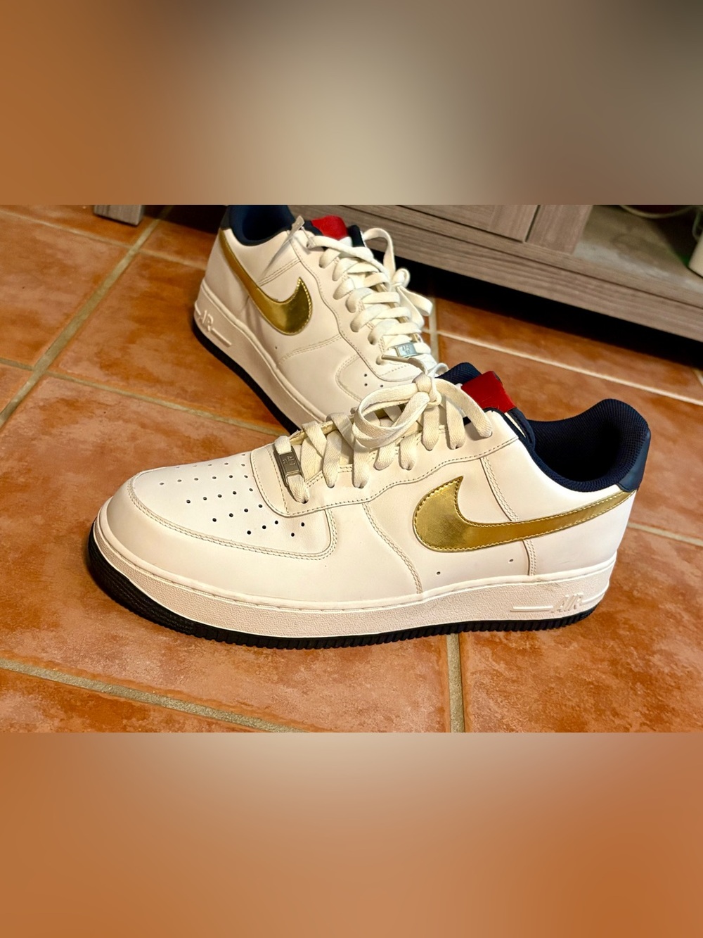 Nike af-1 Olympic Men’s White Sneakers with Gold Swoosh and Navy Lining Sz 13
